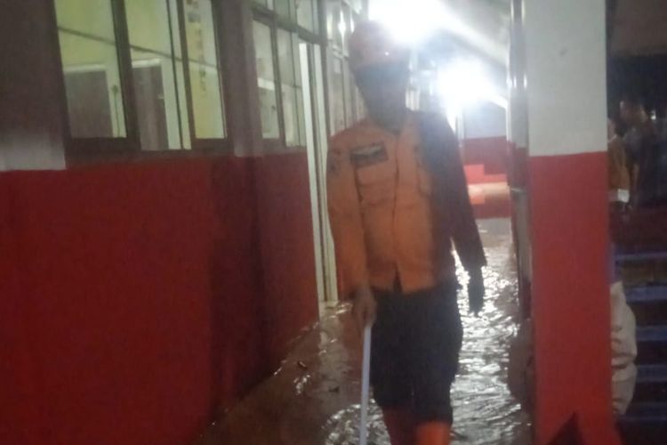 Hujan Deras, Banjir Rendam Sekolah dan Rumah Warga di Kemang Bogor