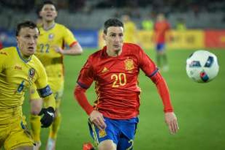 Aritz Aduriz (Spanyol) gagal menjebol gawang Rumania pada laga uji coba di Cluj, Minggu (27/3/2016).