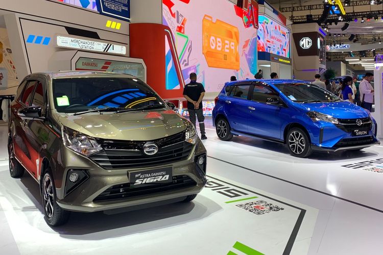 Booth Daihatsu di GIIAS 2023 menampilkan Sigra dan Sirion