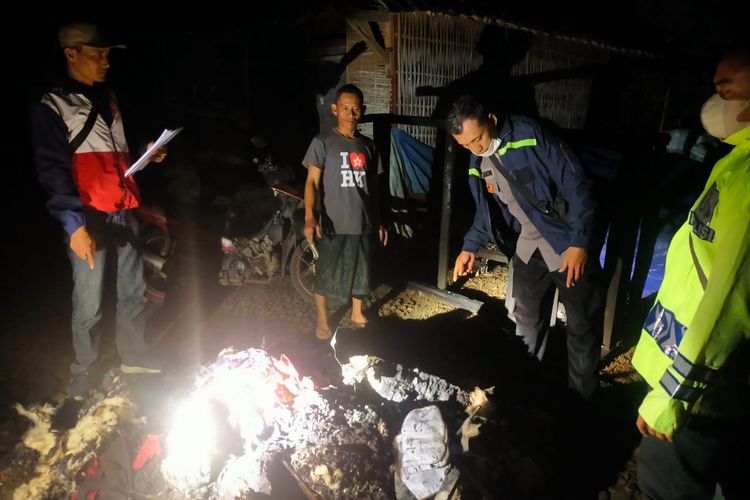 TERBAKAR—Aparat Polsek Sooko mengecek lokasi kebakaran yang melanda rumah Jamuri, warga Desa Ngadirojo, Kecamataan Sooko, Kabupaten Ponorogo, Jawa Timur dilaporkan terbakar saat ditinggal salat taraweh ke masjid, Rabu (6/4/2022) malam