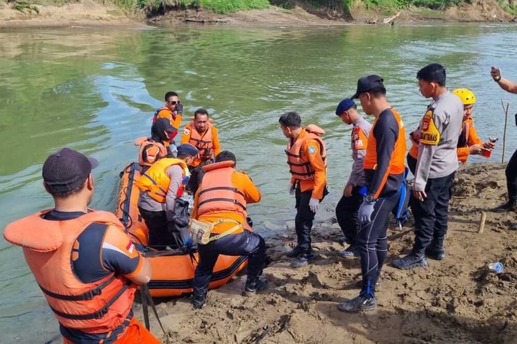 Basarnas Sulsel mengevakuasi jenazah seorang pria paruh baya yang dilaporkan terjatuh di Sungai Walanae Desa Kebo Kecamatan Lilirilau, Kabupaten Soppeng, Sulawesi Selatan, Kamis (1/6/2023).