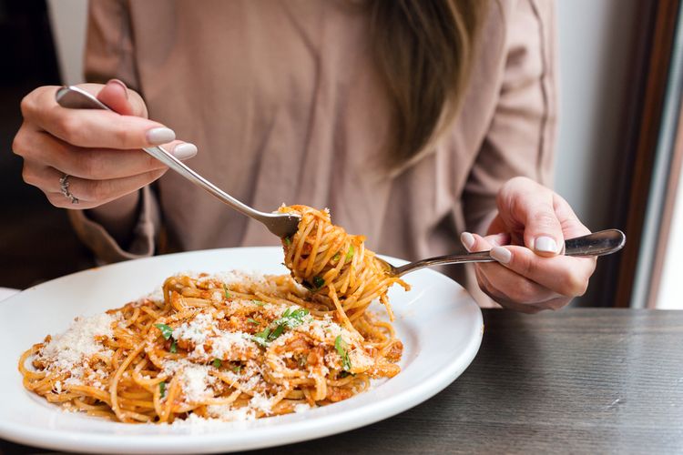 Ilustrasi cara tepat makan pasta pakai garpu. 