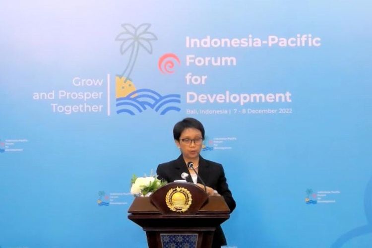 Menteri Luar Negeri RI Retno Marsudi dalam konferensi pers pasca pembukaan Indonesia-Pacific Forum for Development (IPFD) di Bali, pada Rabu (7/12/2022).  