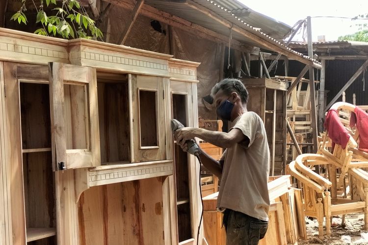 Potret para pengrajin dan pedagang Pasar Mebel Kota Solo