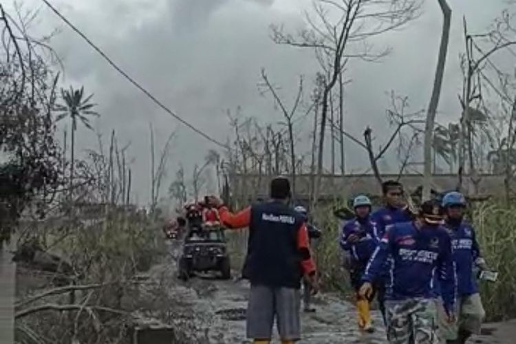 Sejumlah relawan saat turun dari proses evakuasi karena Gunung Semeru erupsi kembali pada pagi hari 