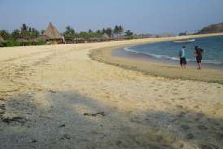 Pantai Tanjung Aan, kawasan wisata Kuta, Lombok Tengah, Nusa Tenggara Barat, memiliki area cukup lebar dan memanjang. Air lautnya jernih, berpasir putih yang cocok untuk berjemur, mandi, atau sekadar jalan-jalan. Gambar diambil pada Kamis (21/1/2016).