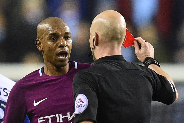 Wasit Anthony Taylor mengartumerahkan Fabian Delph pada laga Piala FA antara Wigan Athletic dan Manchester City di Stadion DW, Senin (19/2/2018). 