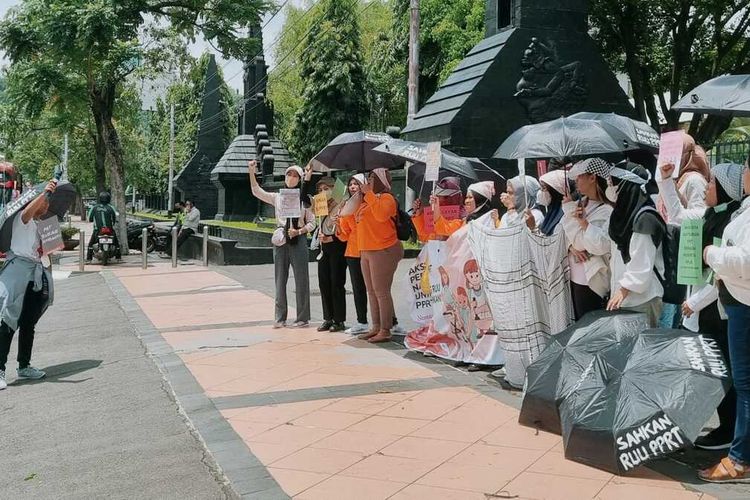 Belasan pekerja rumah tangga menggelar aksi unjuk rasa di depan kantor DPRD Jateng untuk menuntut Ketua DPR RI segera mengesahkan RUU PPRT, Rabu (15/2/2023).