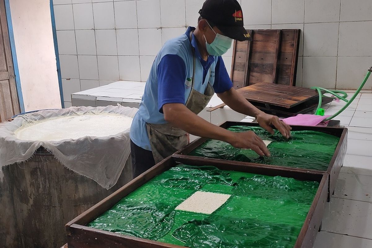 Ponimin memproduksi tahu di Pedukuhan Wonobroto, Kalurahan Tuksono, Kapanewon Sentolo Kabupaten Kulon Progo, Daerah Istimewa Yogyakarta.