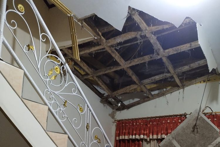 Sejumlah rumah di wilayah Babakanhurip, Kotakaler, Sumedang Utara, Sumedang, Jabar rusak akibat gempa yang terjadi Mingu (31/12/2023) malam.