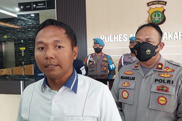 Kasat Reskrim Polres Metro Jakarta Barat AKBP Joko Dwi Harsono  menjelaskan perkembangan  kasus kekerasan dalam rumah tangga (KDRT) di Kembangan yang menimpa klien pengacara Sunan Kalijaga, di Mapolres Jakarta Barat, Rabu (31/8/2022).