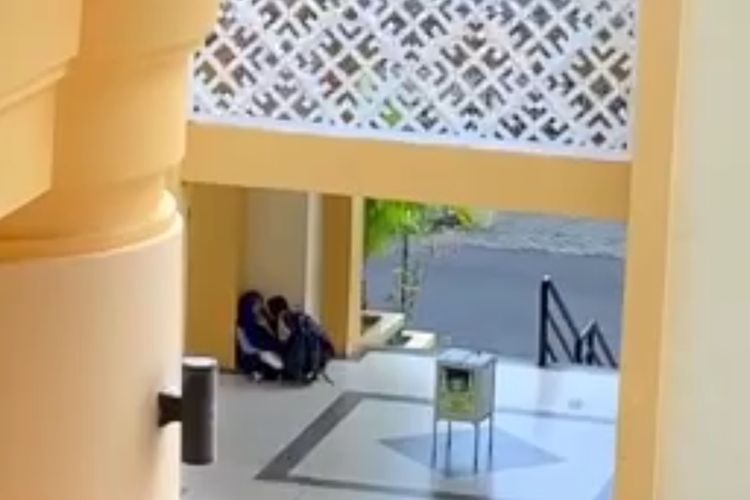 Tangkapan layar aksi ciuman di Islamic center Mataram