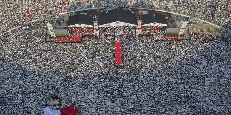 Pendukung pasangan capres-cawapres nomor urut 02 Prabowo Subianto dan Sandiaga Uno memadati Stadion Utama Gelora Bung Karno saat kampanye akbar di Jakarta, Minggu (7/4/2019). Kampanye akbar yang diawali dengan salat subuh berjemaah itu untuk menyampaikan visi-misi Prabowo-Sandiaga untuk Pemilu 2019. ANTARA FOTO/Hafidz Mubarak A/foc.