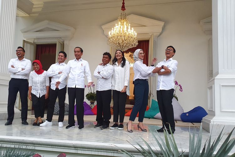 Presiden Joko Widodo memperkenalkan 7 orang yang menjadi staf khususnya. Pengumuman itu dilakukan di beranda Istana Merdeka, Jakarta, Kamis (12/11/2019).