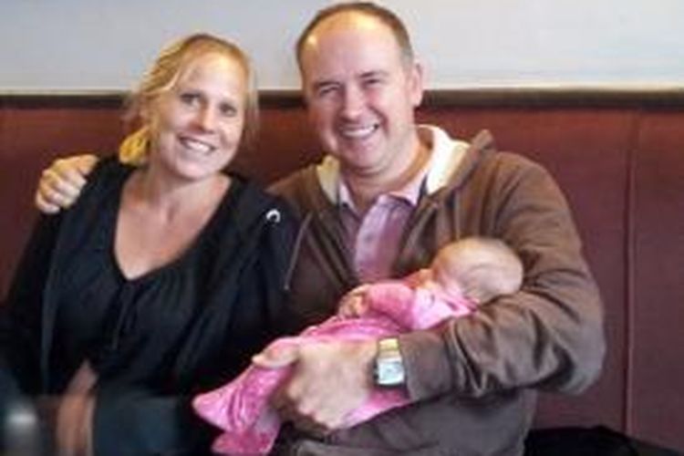 Allison Noyce dan suaminya Richard menggendong bayi perempuan mereka.