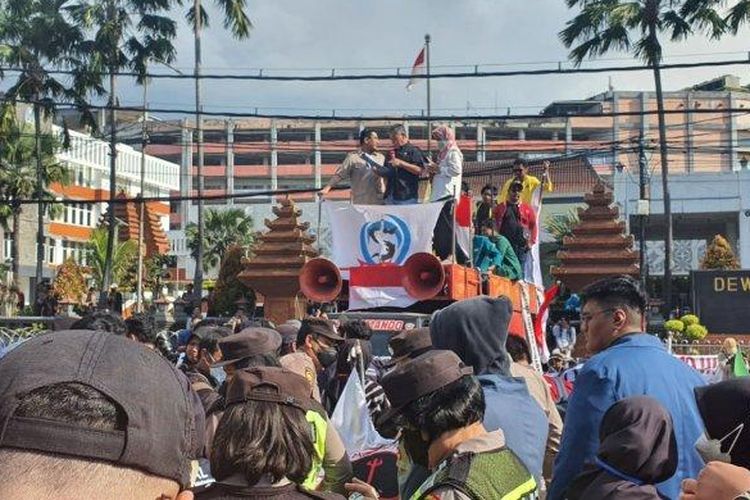 Ratusan massa mahasiswa yang tergabung dalam aliansi BEM SI Surabaya melakukan aksi demo ke DPRD Jatim, Rabu (12/4/2023).  (Tribun jatim)