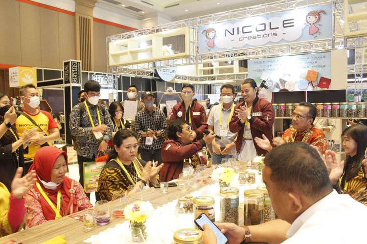 Ketua Umum Asosiasi Artisan Teh Indonesia (ARTI) Redha T. Ardias dan para tamu usai acara tea tasting dengan gelas wine di acara launching Asosiasi Artisan Teh Indonesia di Sudirman Grand Ballroom, Jalan Sudirman, Kota Bandung, Senin (28/6/2022)
