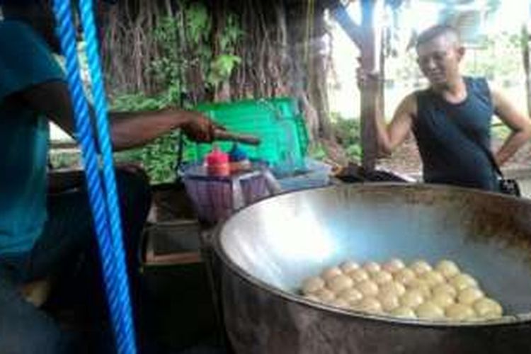 Penjual tahu bulat menggunakan mobil bak terbuka.