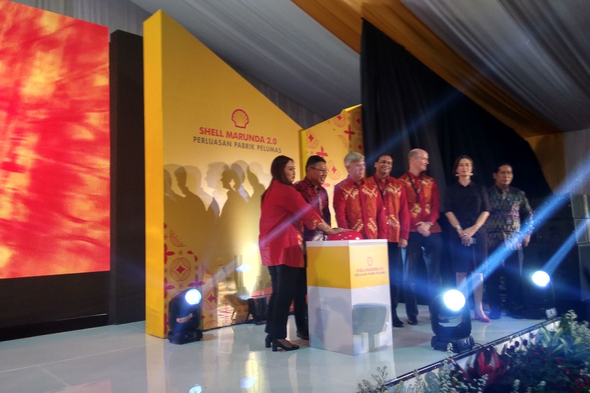 Direktur Jenderal Industri Kimia, Farmasi dan Tekstil Muhammad Khayam  bersama President Director and Country Chair Shell Indonesia Dian Andyasuri dan Executive Vice President Shell Global Commercial Carlos Maurer di Bekasi, Kamis (12/3/2020).