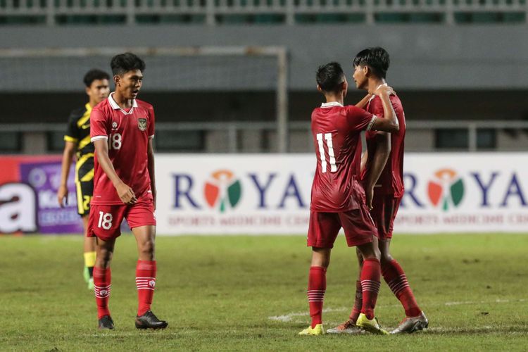 Pemain timnas U17 Indonesia Arkhan Kaka kecewa usai membobol gawang timnas Malaysia pada laga Kualifikasi Piala Asia U17 2023 di Stadion Pakansari, Kabupaten Bogor, Minggu (9/10/2022). Indonesia kalah 1-5 atas Malaysia. Terkini, timnas U17 Indonesai dijadwalkan bertanding melawan Korea Selatan untuk mempersiapkan diri mentas di Piala Dunia U17 2023.