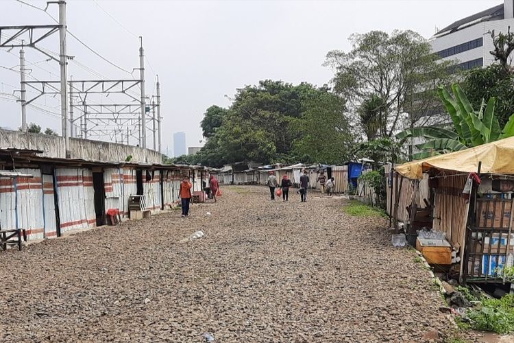 Belum ada tanda-tanda pembongkaran mandiri yang dilakukan warga lokalisasi Gunung Antang, Palmeriam, Matraman, Jakarta Timur. Pantauan di lokasi, Senin (25/7/2022) siang, puluhan bangunan masih berdiri. Sejumlah warga masih beraktivitas di lahan milik PT KAI itu.