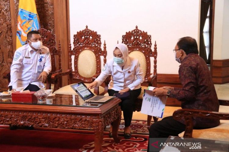 Kepala Badan Meteorologi, Klimatologi, dan Geofisika (BMKG) Dwikorita Karnawati saat beraudiensi dengan Gubernur Bali Wayan Koster di Denpasar, Senin (9/11/2020).