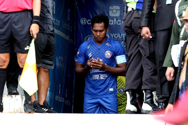 Kapten Arema FC, Hendro Siswanto berdoa sebelum pertandingan dimulai.