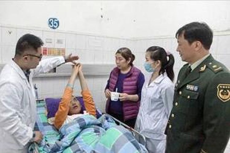 Xiao Li (30) sadar dari koma selama lebih dari satu tahun setelah perawat rumah sakit mengibaskan beberapa lembar uang kertas di bawah hidungnya.