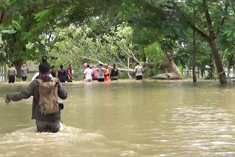 Banjir dari meluapnya Bengawna Solo dan Bengawan Madiun karena hujan deras yang mengguyur beberapa hari terakhir di Ngawi meluas hingga merendam 35 desa di 6 kecamatan. Selain merendam rumah warga banjir juga merendam lebih dar 1.300 hektar tanaman padi siap panen.