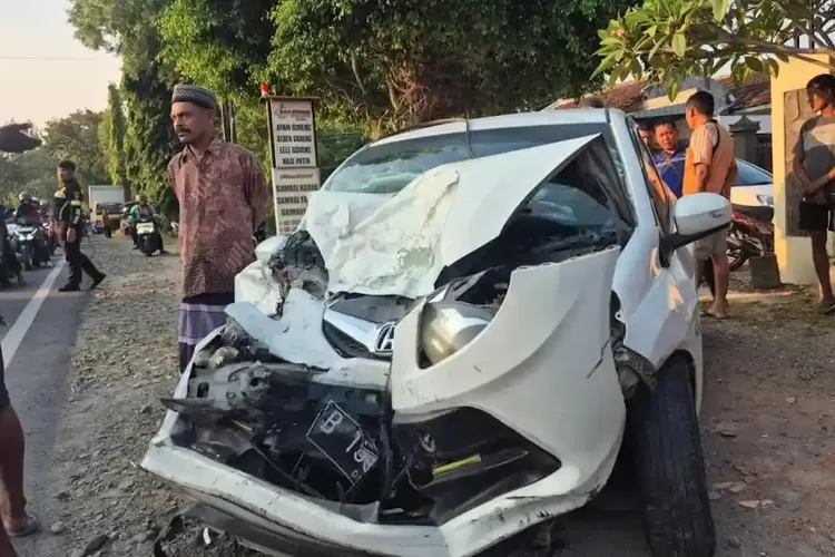 Detik-detik Kecelakaan Brio Vs Bus Harapan Jaya di Ponorogo, Ragu-ragu Menyalip hingga Lewati Marka Jalan