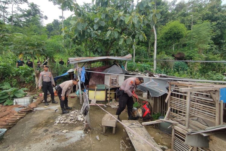 Petugas melakukan penggeledahan rumah dan lingkungan rumah KA alias Cak Rul, bandar narkoba DPO 2 Polres di Kabupaten Mojokerto, Jawa Timur, Selasa (23/1/2024).