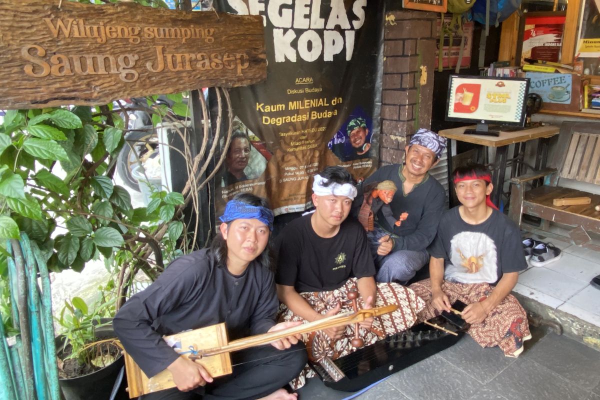 Kang Jurasep dan pemain musik tradisional di Saung Jurasep