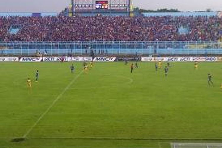 Laga Arema Cronus Indonesia, melawan Sriwijaya dalam Piala Gubernur Jawa Timur, di Stadion Kanjuruhan, Kabupaten Malang, Senin (16/12/2013).