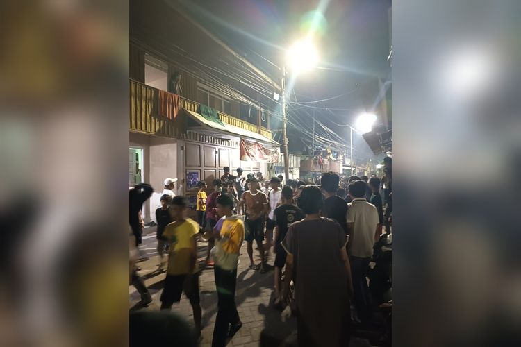 Polisi yang berupaya meradam aksi tawuran antarwarga di kawasan Kecamatan Tallo, Kota Makassar, Sulsel, Senin (22/9/2025).