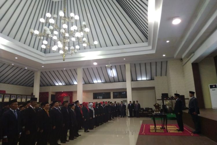 Pelantikan dan pengukuhan terakhir pejabat Pemkab Jember yang digelar Selasa malam oleh Wabup Abdul Muqiet Arief