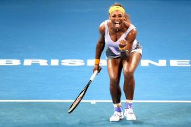 Petenis Amerika Serikat, Serena Williams berteriak setelah meraih poin atas petenis Rusia, Maria Sharapova, saat keduanya bertemu di laga semifinal Brisbane International, Jumat (03/01/2014).