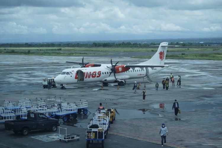 Suasana penumpang pesawat di bandara Lombok