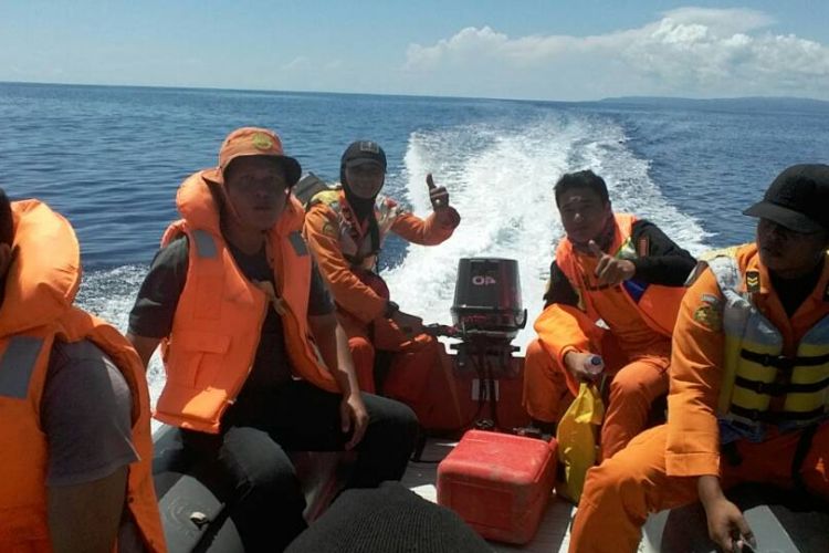 Tim Pos SAR Nias bersama keluarga korban menyisir perairan nias selatan mencari 3 nalayan hilang