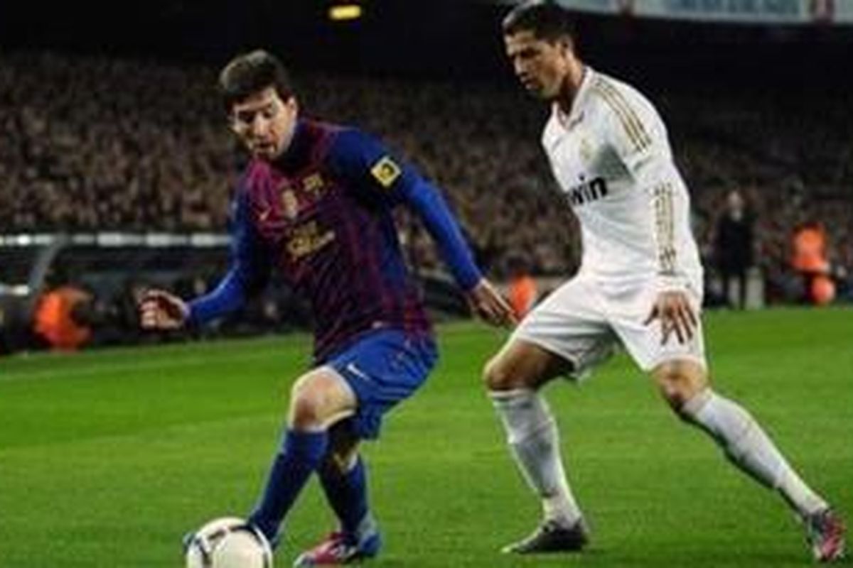 Pemain Barcelona, Lionel Messi (kiri), dan pemain Real Madrid, Cristiano Ronaldo, dianggap sebagai dua pemain yang selalu bersaing menjadi yang terbaik di dunia.
