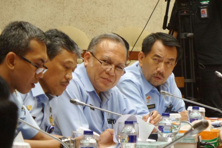 Pelaksana Tugas Direktur Jenderal Pemasyarakatan, Kementerian Hukum dan HAM, Mamun (kedua dari kanan) saat menghadiri rapat pansus hak angket KPK di Kompleks Parlemen, Senayan, Jakarta, Selasa (29/8/2017).