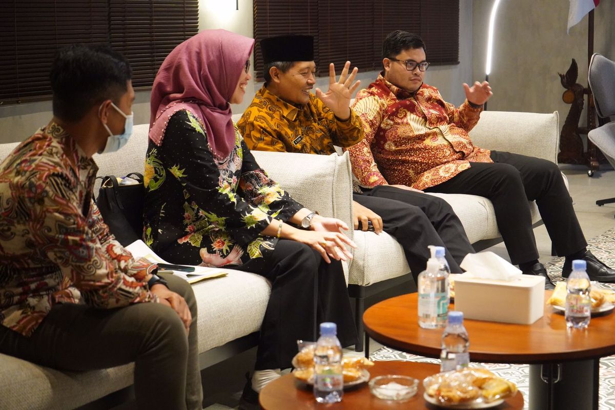 Bupati Kediri Hanindhito Himawan Pramana bersama jajaran melakukan pertemuan untuk menjaga ketersediaan stok pangan di wilayahnya.

