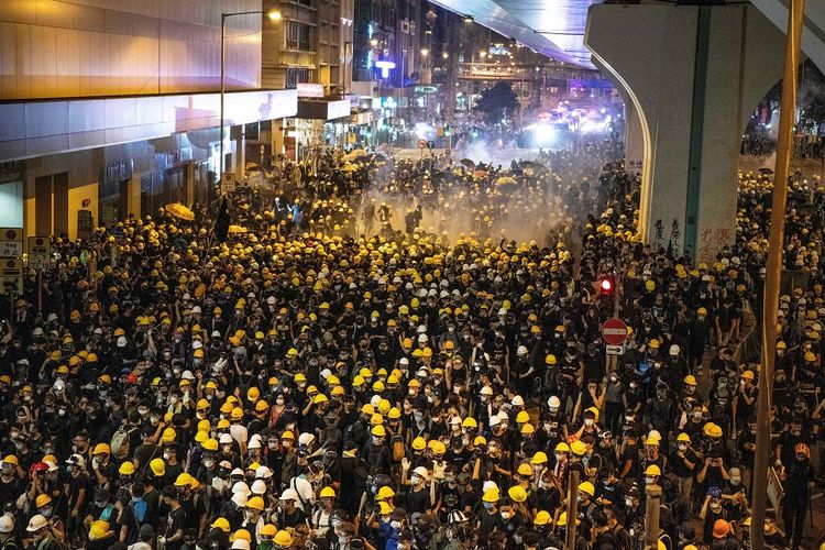 Bentrokan terjadi antara massa pengunjuk rasa anti-pemerintah di Hong Kong pada Minggu (21/7/2019), memaksa polisi menembakkan gas air mata.