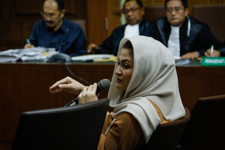 Istri Setya Novanto, Deisti Astriani dihadirkan sebagai saksi pada sidang kasus dugaan perintangan penyidikan terdakwa Fredrich Yunadi di Pengadilan Tipikor, Jakarta, Kamis (3/5/2018). Pada sidang kasus tersebut Fredrich Yunadi didakwa bersama-sama dengan dokter Bimanesh Sutarjo telah melakukan rekayasa agar Setya Novanto dirawat di Rumah Sakit Medika Permata  Hijau untuk menghindari pemeriksaan oleh penyidik KPK.