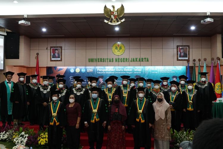 Pengukuhan tiga guru besar FE UNJ dilaksanakan secara hibrid pada Selasa, 5 Juli 2022, di Kampus A UNJ, Jakarta.