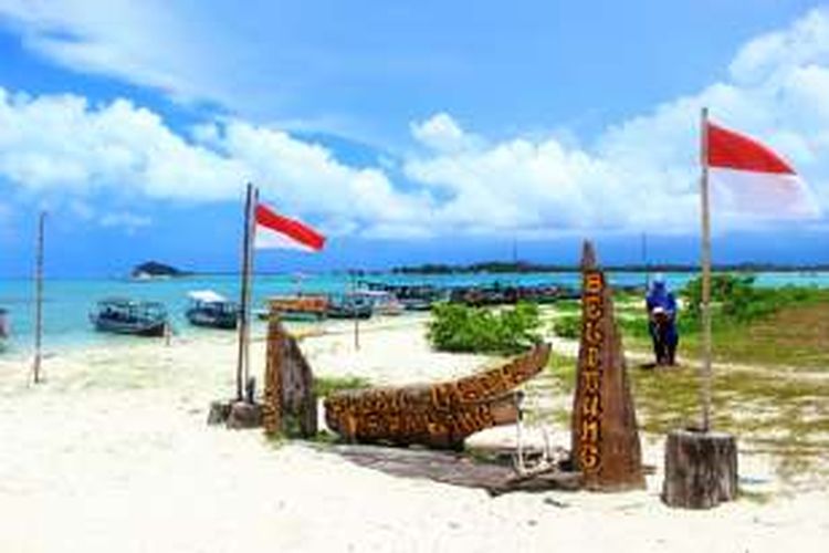 Pulau Kepayang merupakan pulau terbesar diantara gugusan pantai eksotik Belitung, sehingga disebut Pulau Gede atau Pulau Babi.