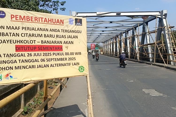 Kondisi jembatan Dayeuhkolot, yang mengalami kerusakan dan akan diperbaiki pemerintah Provinsi Jawa Barat, nantinya pada besok hari jemabatan tersebut akan ditutup sementara hingga tanggal 6 September 2025, Jumat (25/7/2025)