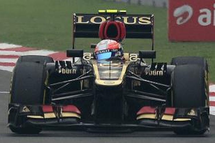 Pebalap Lotus asal Perancis, Romain Grosjean memacu mobilnya di Sirkuit Buddh International saat GP India, Minggu (27/10/2013).