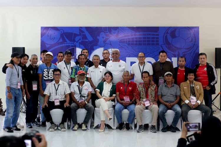 Usai merayakan hari jadi ke-96 tahun para legenda dan perwakilan federasi foto bersama di Aula Stadion Gelora Delta Sidoarjo, Jawa Timur, Minggu (19/4/2026) sore.