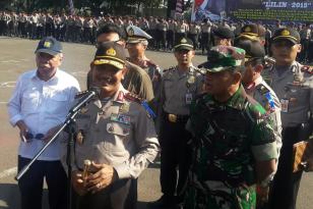 Kapolri Jenderal Pol Badrodin Haiti dan Panglima TNI Jenderal Gatot Nurmantyo usai apel Operasi Lilin di Mapolda Metro Jaya, Jakarta, Rabu (23/12/2015).