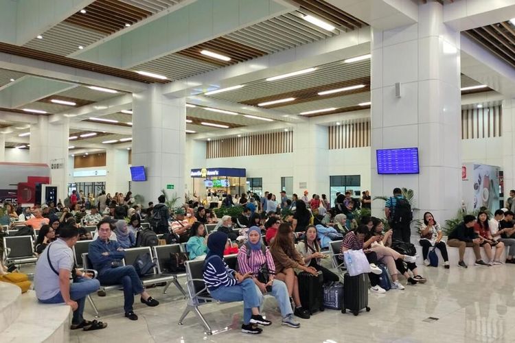 Sejumlah penumpang tengah mengantre di Stasiun Kereta Cepat Jakarta-Bandung (KCJB) di Stasiun Tegalluar, Kabupaten Bandung, Jawa Barat pada Minggu (10/3/2024)